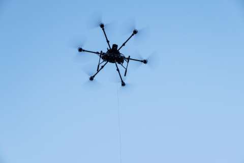 Estudiantes ucranianos aprenden a pilotear drones