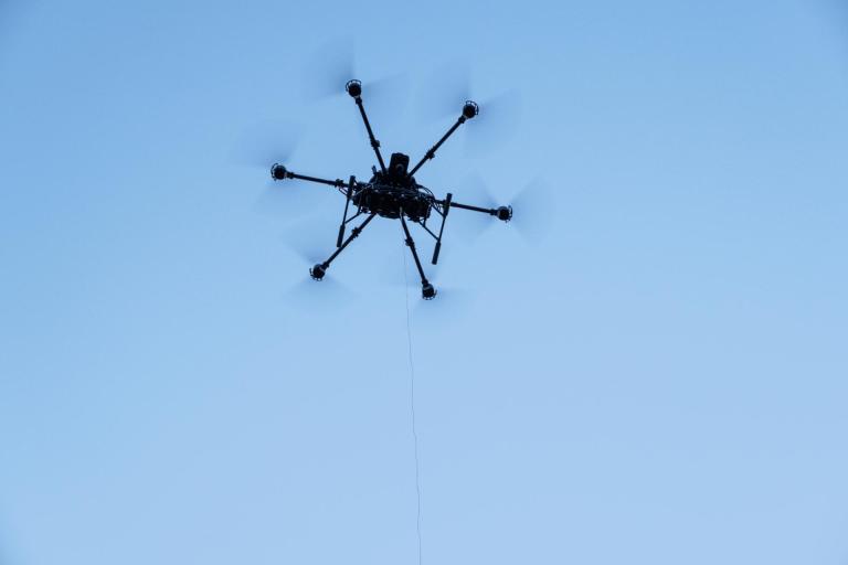 Estudiantes ucranianos aprenden a pilotear drones