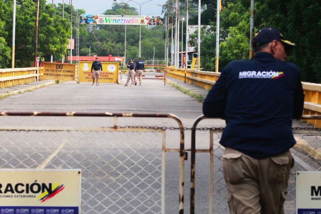 FOTODELDÍA AME250. VILLA DEL ROSARIO (COLOMBIA), 10/01/2025.- Integrantes de Migración Colombia recorren el puente Francisco de Paula Santander que une a Cúcuta con Ureña Venezuela, este viernes, en Villa del Rosario (Colombia). Venezuela ha anunciado el cierre de su frontera terrestre con Colombia y la suspensión de vuelos con este país, horas antes de la ceremonia de asunción de la Presidencia de Venezuela, en la que Nicolás Maduro se dispone a revalidar su mandato, mientras el líder opositor Edmundo González Urrutia sigue reclamando su victoria y mantiene su intención de asumir el cargo. EFE/ Mario Caicedo