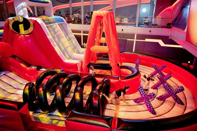 Hero Zone es un innovador espacio de recreación para toda la familia que incluye desafíos físicos llenos de acción y divertidas competencias. También cuenta con pista de deportes, área de juegos, parque infantil, cine, entre otros.