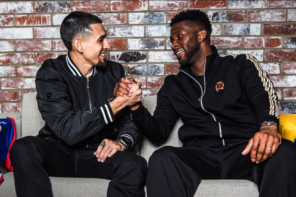 Daniel Muñoz junto a Jefferson Lerma, compañero suyo también en la selección de Colombia, durante su presentación como nuevo jugador del Crystal Palace.