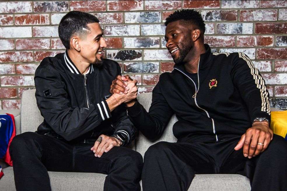 Daniel Muñoz junto a Jefferson Lerma, compañero suyo también en la selección de Colombia, durante su presentación como nuevo jugador del Crystal Palace.