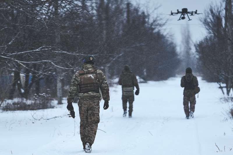 Soldados ucranianos siguen un dron ruso cerca de Avdiivka, región fronteriza de Donetsk, el pasado 17 de febrero. A estos aparatos se suman armas de bricolaje y el uso de apps y robots. / AP