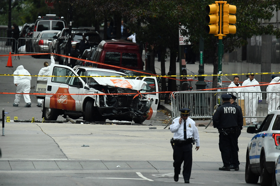 El autor del atentado que dejó ocho muertos y 12 heridos en Nueva York, un uzbeko de 29 años, planificó su crimen durante semanas y cometió el atentado en nombre del grupo yihadista Estado Islámico (EI), según la policía. / AFP