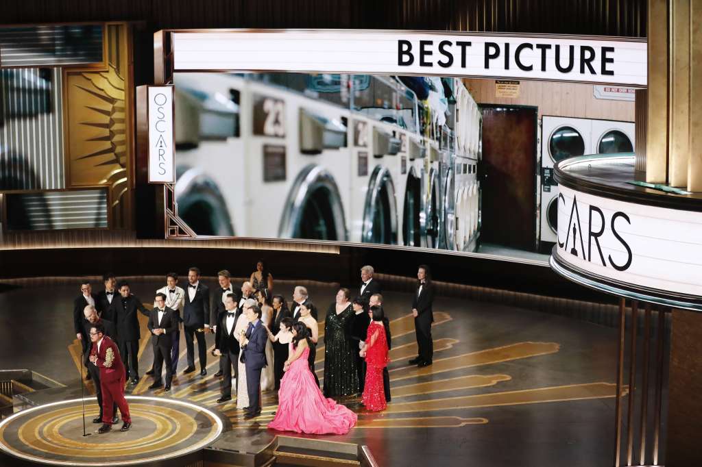 Hollywood (United States), 13/03/2023.- The cast and crew after winning the Oscar for Best Picture for 'Everything Everywhere All at Once' during the 95th annual Academy Awards ceremony at the Dolby Theatre in Hollywood, Los Angeles, California, USA, 12 March 2023. The Oscars are presented for outstanding individual or collective efforts in filmmaking in 24 categories. (Estados Unidos) EFE/EPA/ETIENNE LAURENT