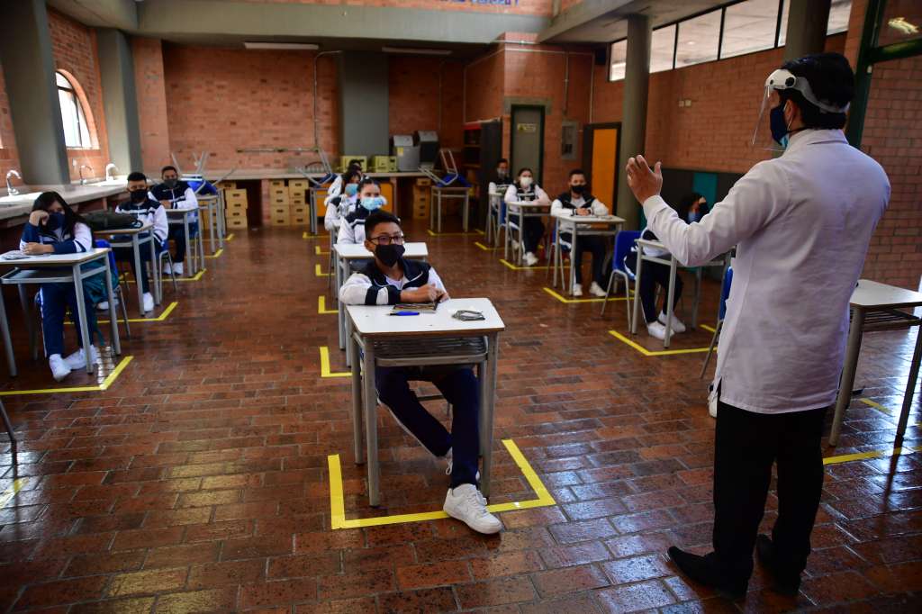 Estudiantes regresan a clases presenciales en los colegios públicos de Bogotá, durante la pandemia por Covid-19.