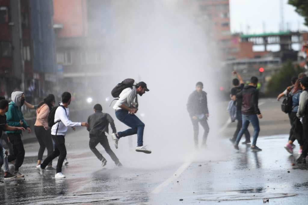 Ante el excesivo uso de la fuerza por parte de la Policía, hoy la Universidad Javeriana convocó a sus estudiantes a una manifestación pacífica y en silencio frente alHospital Universitario San Ignacio, al mediodía, así como anunciaron que cancelarían clases a partir de las 2:00 p.m.