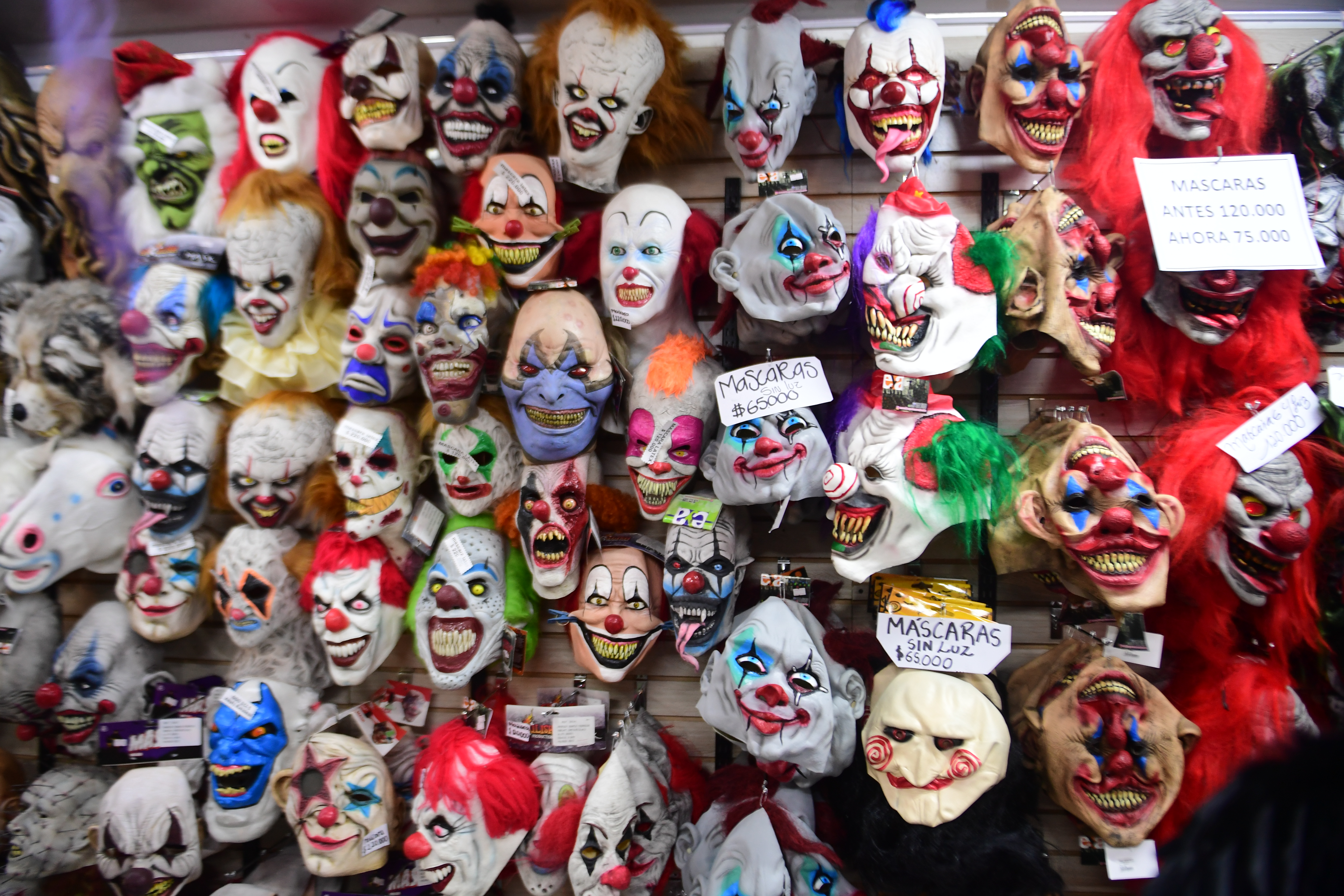 Comerciantes que se preparan y venden artículos de Halloween en la temporada del día de los niños, disfraces y antifaces, entre los mas vendidos