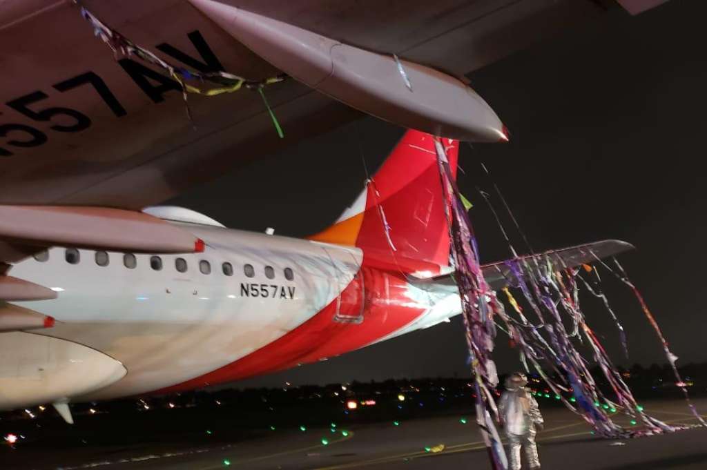El globo terminó por adherirse en la cola de la aeronave, que ya había tocado pista cuando tuvo contacto con este artefacto.
