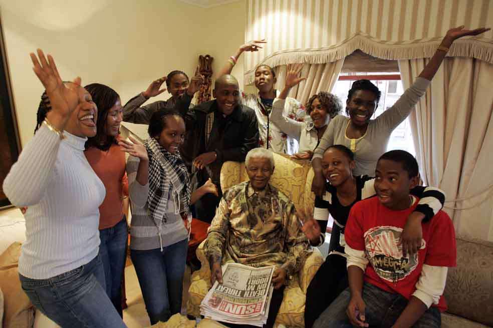 Nelson Mandela celebraba todos sus cumpleaños en su casa en Qunu, la aldea donde nació y se crió. Aquí con sus familiares en el 2008 / AFP