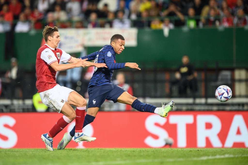 Vienna (Austria), 10/06/2022.- Kylian Mbappe (R) of France scores the equalizer during the UEFA Nations League soccer match between Austria and France in Vienna, Austria, 10 June 2022. (Francia, Viena) EFE/EPA/CHRISTIAN BRUNA