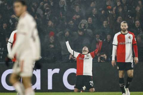 Bayern Múnich cayó goleado por Feyenoord en Champions League y se alejó del Top-8