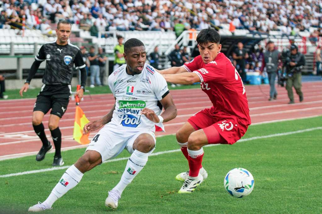 Manizales (Colombia), 12/08/2025.- Luis Angel Palacios (L) of the Once Caldas and Cesar Roman of Huracan in action during a round of 16 match of the CONMEBOL Sudamericana between Once Caldas and Huracan in Manizales, Colombia, 12 August 2025. EFE/EPA/Agencia Unido360