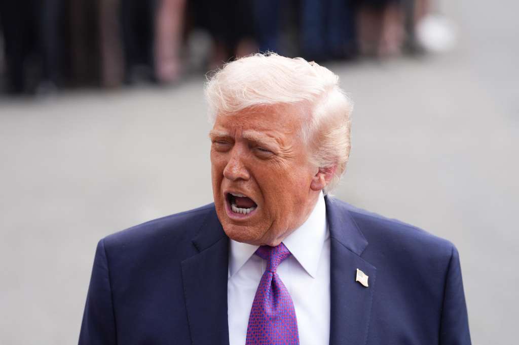 AME2954. WASHINGTON (ESTADOS UNIDOS), 11/03/2026.- El presidente de Estados Unidos, Donald Trump, habla este miércoles en Washington (Estados Unidos). Trump acusó a España de no "cooperar en lo absoluto" en la guerra de Irán, criticó la "mala" actitud del Gobierno español y reiteró sus amenazas de cortar el comercio con el país. EFE/ Octavio Guzmán
