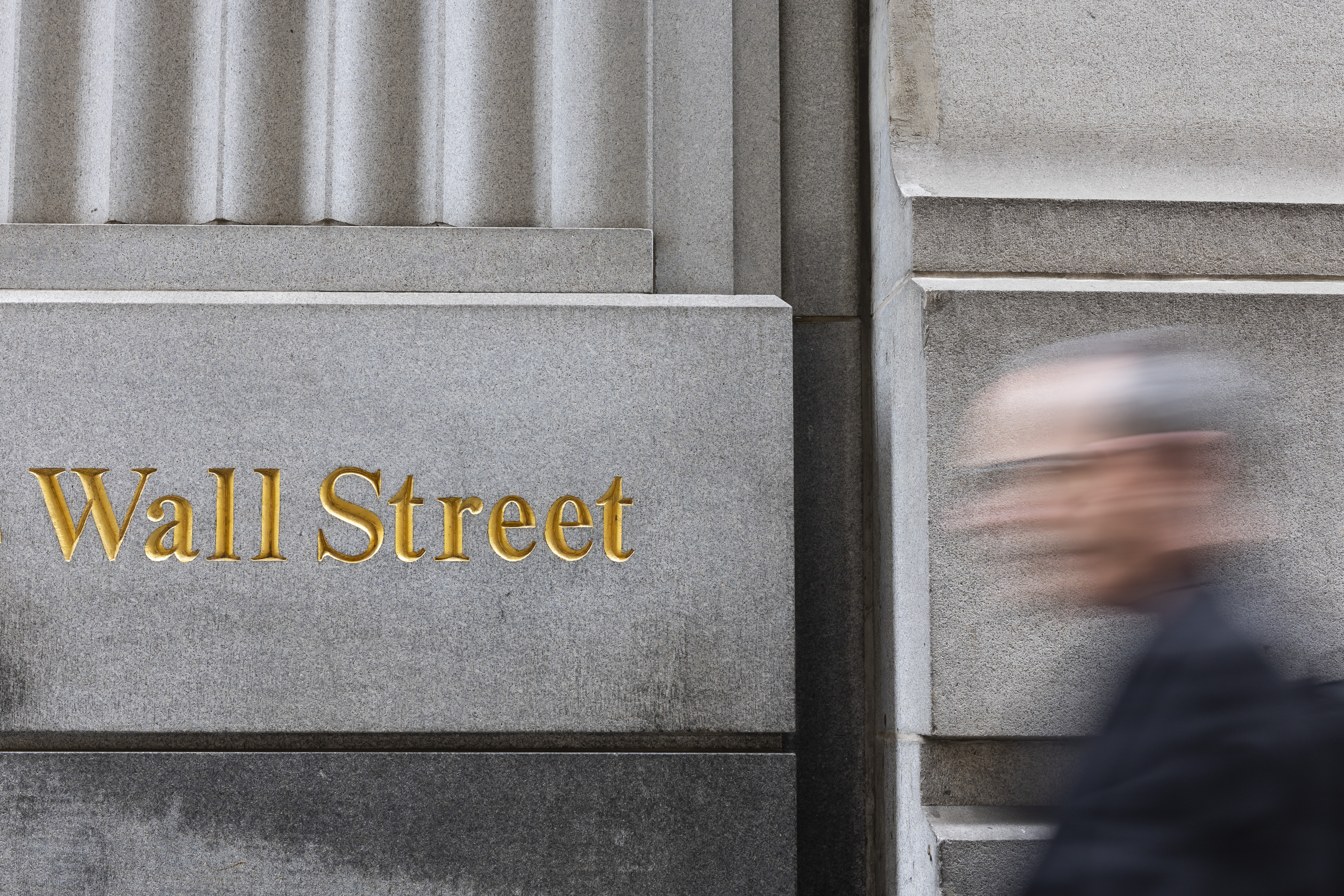 NEW YORK (United States), 04/04/2025.- A pedestrian walks past a Wall Street sign near the New York Stock Exchange in New York, New York, USA, 04 April 2025. World financial markets are continuing to react to reciprocal tariffs that US President Donald Trump announced on 02 April. (Nueva York) EFE/EPA/JUSTIN LANE