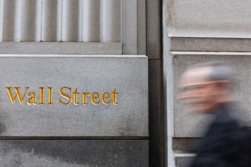 NEW YORK (United States), 04/04/2025.- A pedestrian walks past a Wall Street sign near the New York Stock Exchange in New York, New York, USA, 04 April 2025. World financial markets are continuing to react to reciprocal tariffs that US President Donald Trump announced on 02 April. (Nueva York) EFE/EPA/JUSTIN LANE