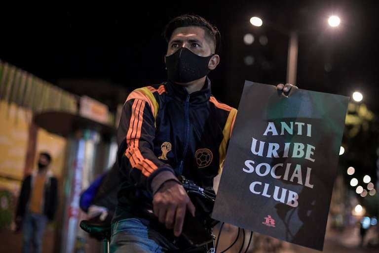 Esta es la primera vez que, por orden judicial, un exmandatario de Colombia se ve restringido en su libertad.