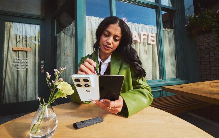 Motorola trae a Colombia el plegable razr fold, el ultra, el 70 y un Signature de lujo