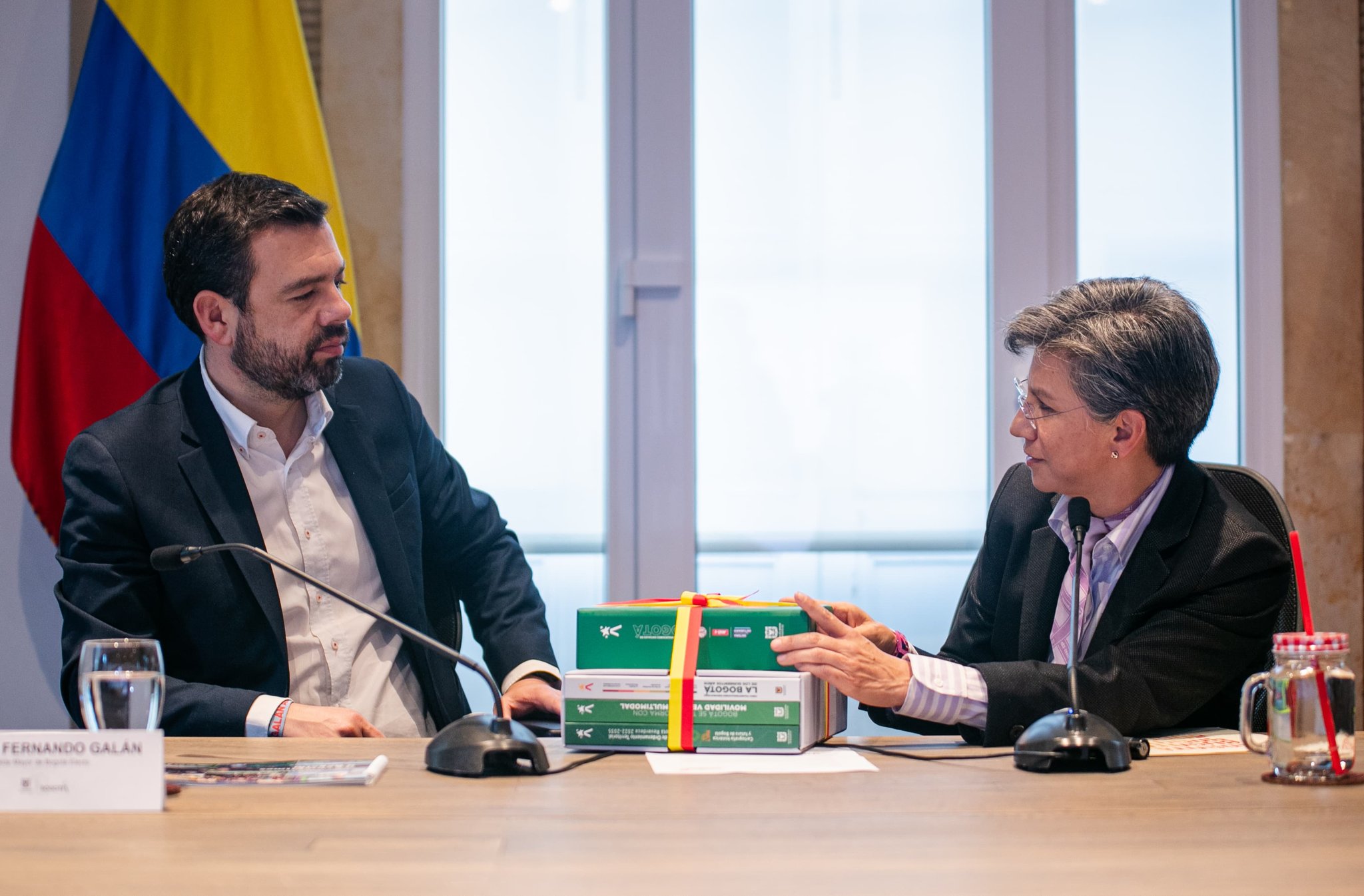 Carlos Fernando Galán, alcalde electo y Claudia López, alcaldesa saliente en la última reunión de empalme.