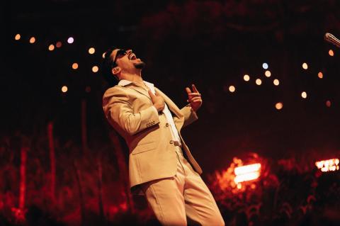 Bad Bunny fue visto paseando por las calles de Medellín horas antes de su primer concierto