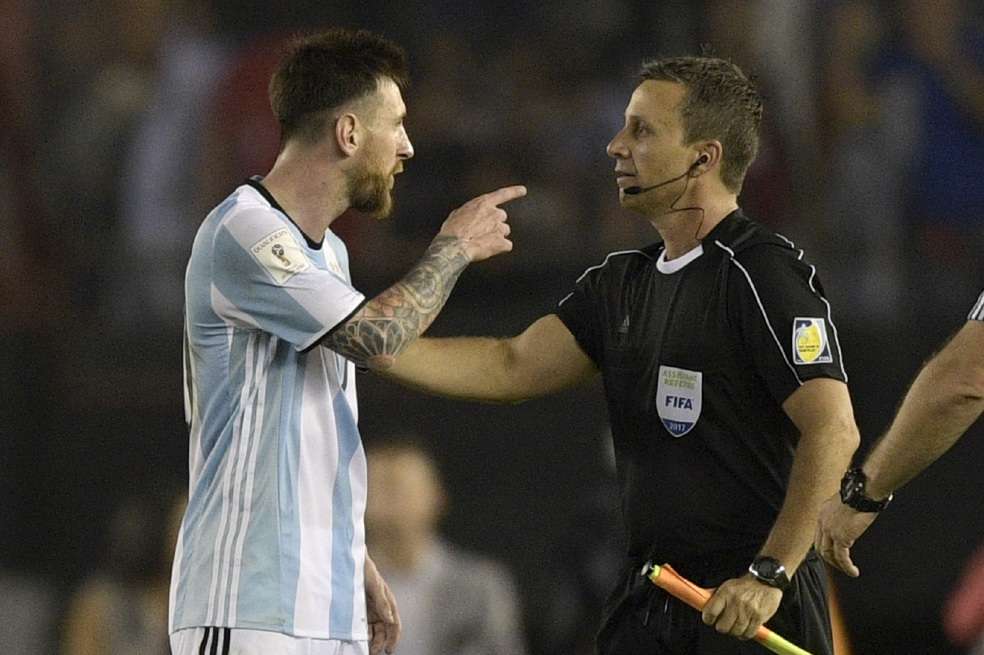 El momento en el que Lionel Messi se enfrenta con el árbitro asistente Emerson Augusto de Carvalho. / AFP