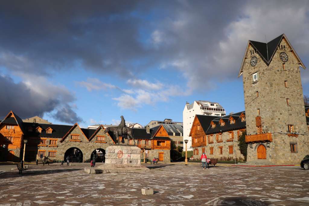 En Bariloche, de 140.000 habitantes, el turismo emplea a unas 15.000 personas en forma directa y genera otros 34.000 puestos indirectos, según la Cámara de Turismo.