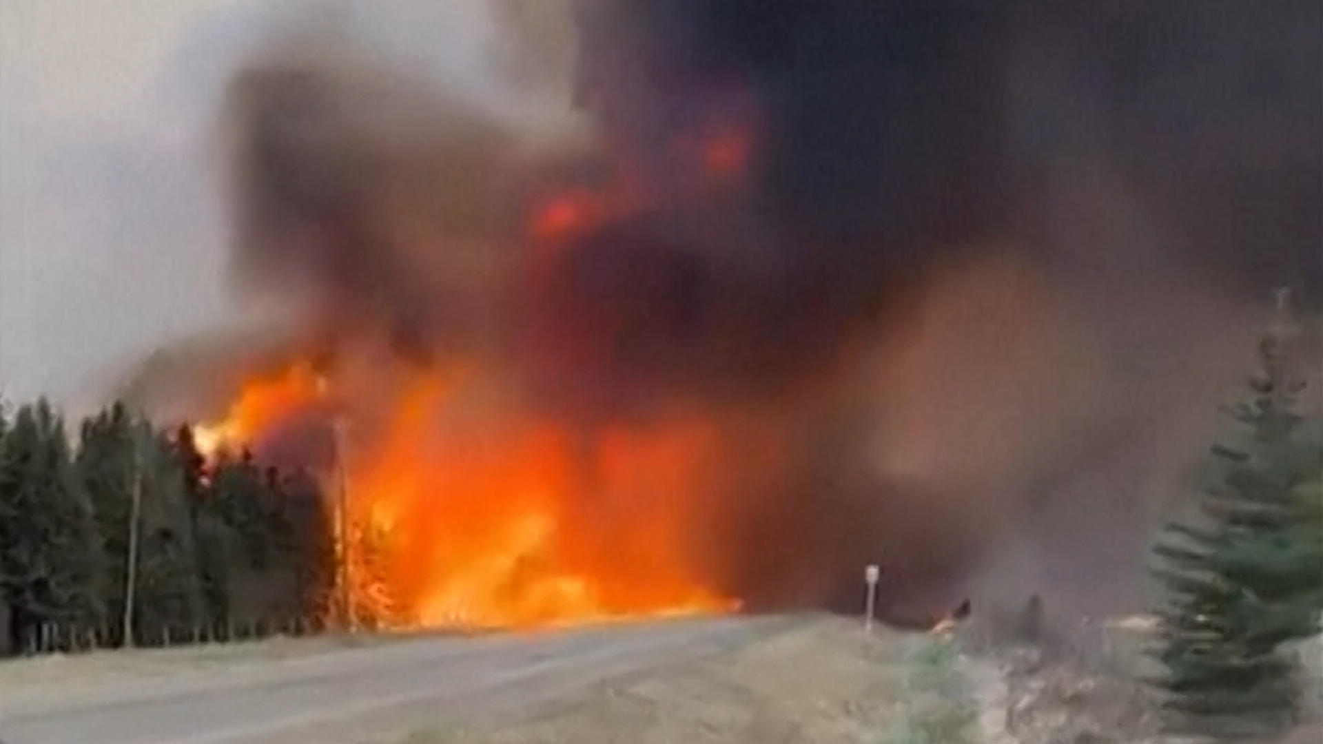 Al menos 25.000 personas han sido evacuadas tras los numerosos incendios forestales que estallaron en la provincia occidental de Alberta, Canadá. El gobierno declaró estado de emergencia el pasado 6 de mayo. Las autoridades reportan un total de 110 incendios y 122.000 hectáreas afectadas por el fuego.