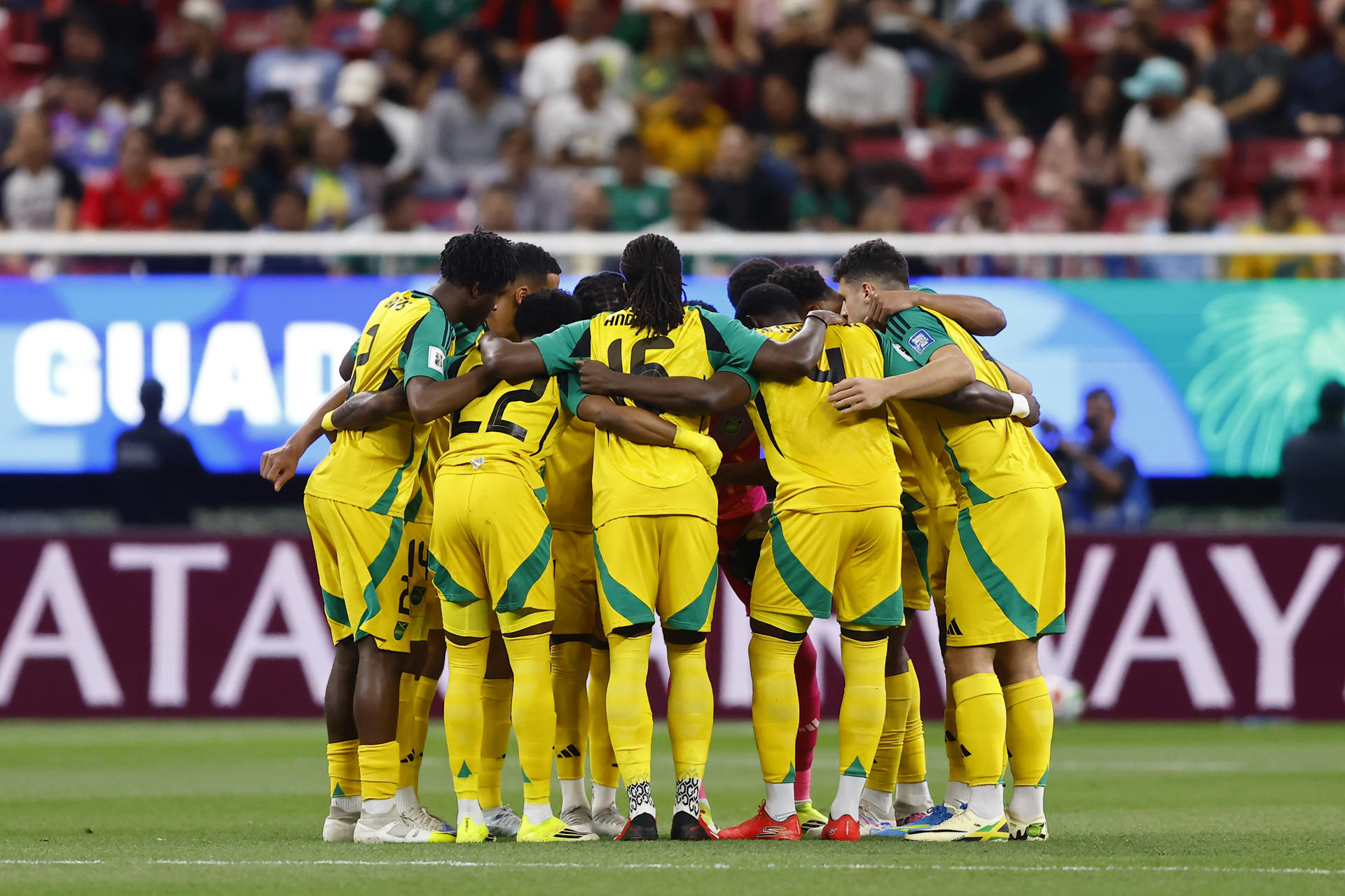 AME8045. GUADALAJARA (MÉXICO), 26/03/2026.- Jugadores de Jamaica se reúnen este jueves, durante un partido de clasificación rumbo a la Copa Mundial de la FIFA 2026 entre Nueva Caledonia y Jamaica en el Estadio Guadalajara, Jalisco (México). EFE/ Francisco Guasco