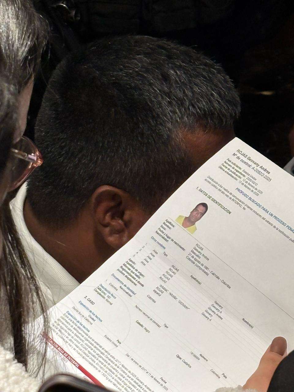 Foto en la que se ve parte de la información de la circular roja de Interpol hacia Giovanni Andrés Rojas, conocido como Araña.