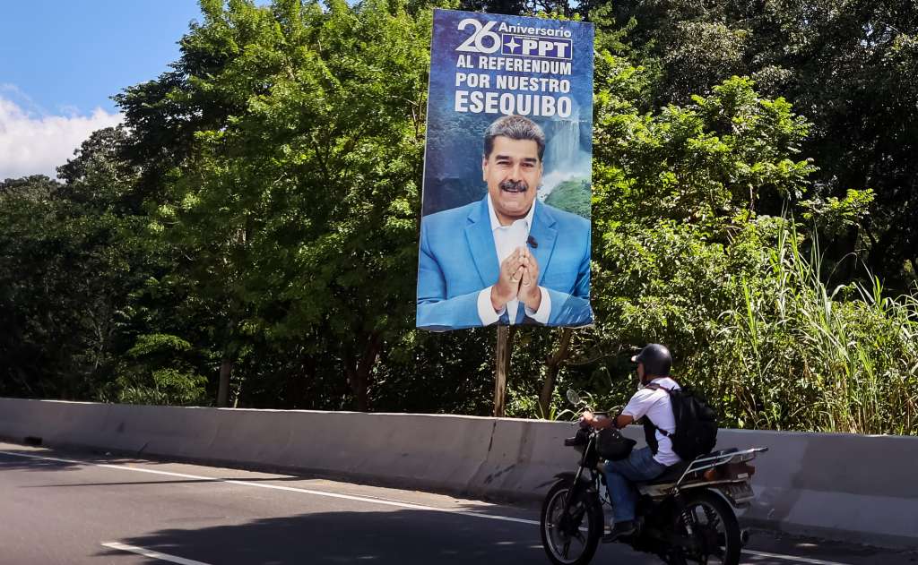 AME1157. CARACAS (VENEZUELA), 01/12/2023.- Fotografía que muestra un cartel con la imagen del presidente Nicolás Maduro, en una calle hoy en Caracas (Venezuela). Con manifestaciones callejeras y un gran concierto, finaliza la campaña para el referendo no vinculante del 3 de diciembre, en el que los venezolanos se posicionarán respecto a la disputa que Venezuela mantiene con Guyana por un territorio de casi 160.000 kilómetros cuadrados que ambos países consideran suyo. EFE/ Miguel Gutiérrez