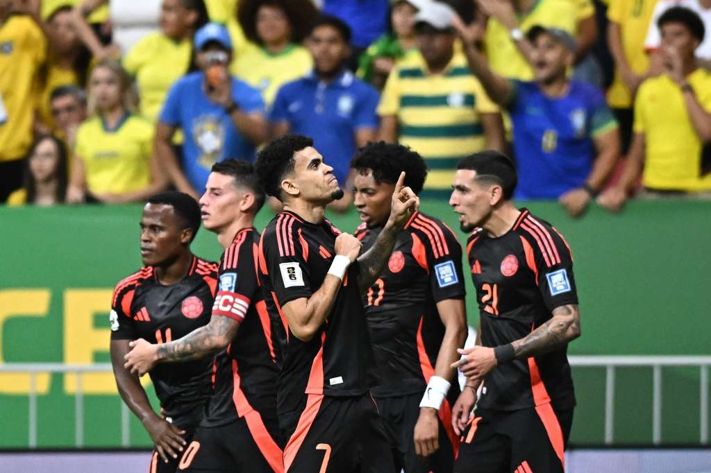 AME1064. BRASILIA (BRASIL), 20/03/2025.- Luis Díaz (c) de Colombia celebra un gol este jueves, en un partido de las eliminatorias sudamericanas al Mundial de 2026 entre las selecciones de Brasil y Colombia, en el estadio Arena BRB Mané Garrincha, en Brasilia (Brasil). EFE/ Andre Borges
