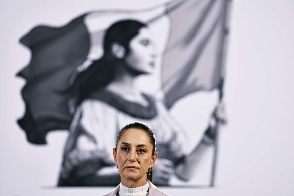 MEX1060. CIUDAD DE MÉXICO (MÉXICO), 04/10/2024 .- La presidenta de México Claudia Sheinbaum, habla este viernes durante su conferencia de prensa matutina en Palacio Nacional, en la Ciudad de México (México). Sheinbaum señaló que considerar que detrás de su mandato está el expresidente Andrés Manuel López Obrador (2018-2024) es parte de una “cultura machista” y criticó a quienes usan el término “ama de casa” como algo peyorativo. EFE/ Sáshenka Gutiérrez