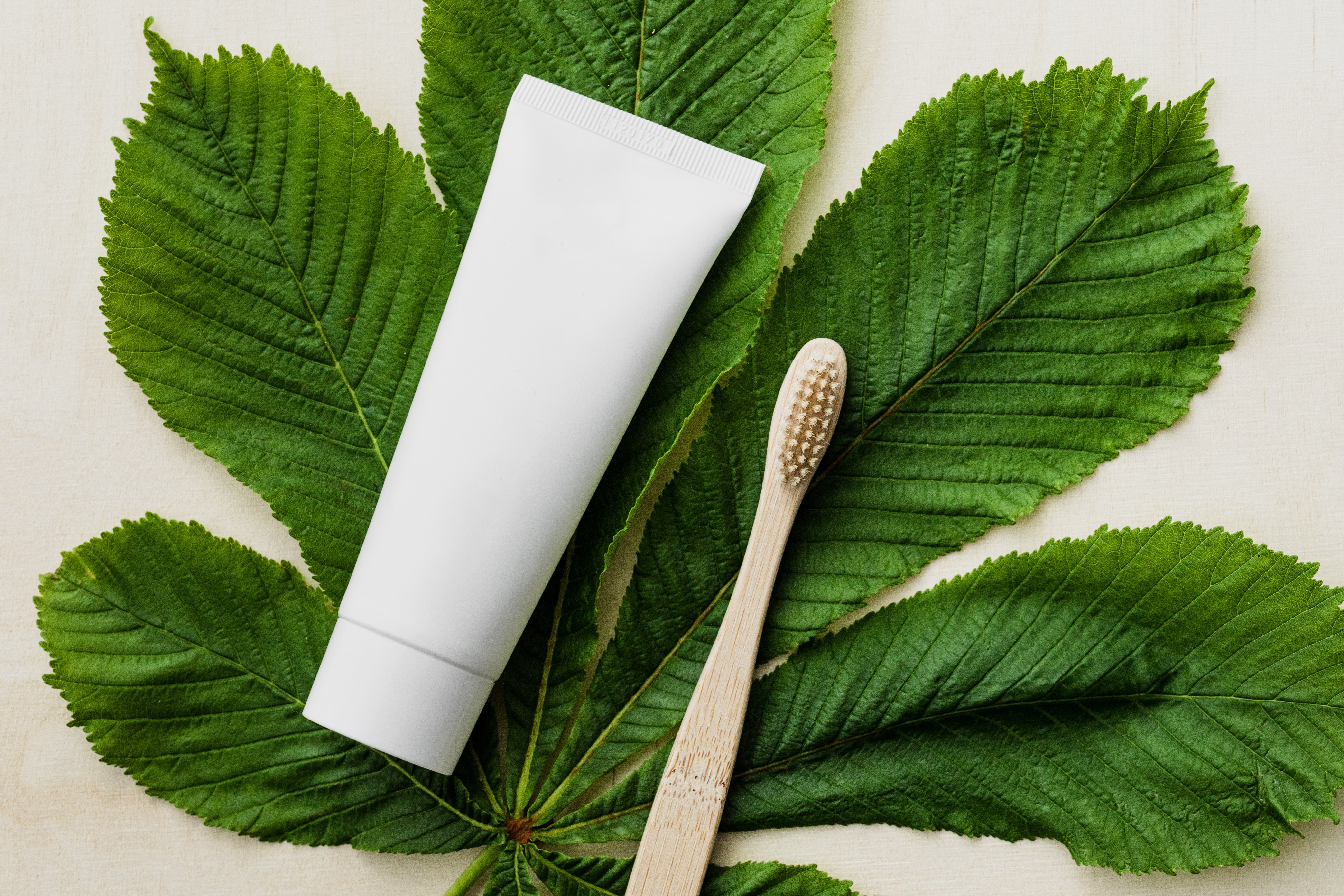 La crema dental sin blanqueador es ideal para limpiar rincones donde se acumula el mugre.