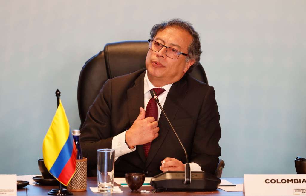 AME4212. BOGOTÁ (COLOMBIA), 25/04/2023.- El presidente colombiano, Gustavo Petro, participa en la inauguración de la Conferencia Internacional sobre el Proceso Político en Venezuela, hoy en Bogotá (Colombia). Petro abogó por la "reconstrucción democrática de América Latina" y apostó por el reingreso de Venezuela al Sistema Interamericano de Derechos Humanos. "América no puede ser un espacio de sanciones, tiene que ser un espacio de libertades, de democracia", dijo el presidente, que también se refirió a la petición de elecciones libres y "garantías para que el pueblo venezolano decida libremente y soberanamente qué quiere". EFE/ Mauricio Dueñas Castañeda