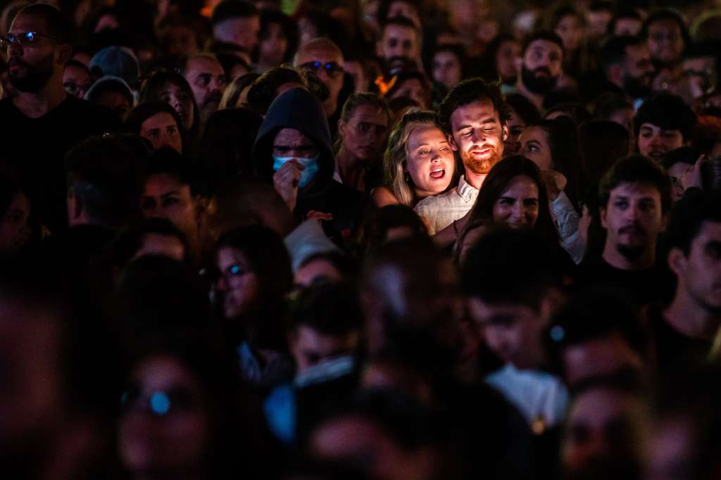 -FOTODELDIA- Lisboa (Portugal), 20/06/2022.- Una pareja se toma una foto mientras asiste al concierto de Black Eyed Peas anoche, durante la segunda jornada del festival Rock in Rio Lisboa en el Parque da Bela Vista de la ciudad portuguesa. EFE/Jose Sena Goulao
