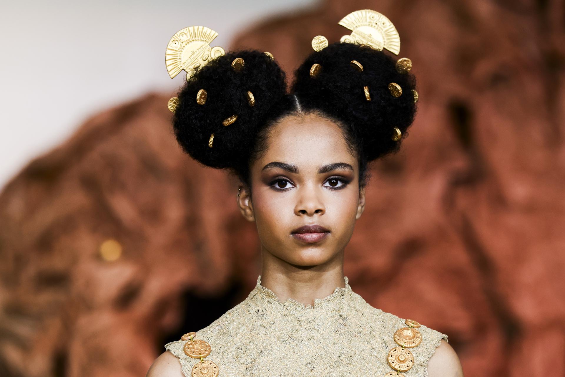 Paris (France), 09/07/2025.- A model presents a creation from the Haute Couture Autumn/Winter 2025/2026 collection by Franck Sorbier during the Paris Fashion Week, in Paris, France, 09 July 2025. The presentation of the women's collections runs from 07 to 11 July 2025. (Moda, Francia) EFE/EPA/TERESA SUAREZ