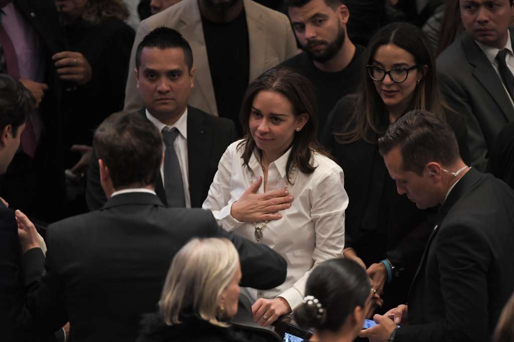 Asistentes al primer día de cámara ardiente del senador y precandidato a la presidencia en el Congreso de la República, entre ellos su esposa María Claudia Tarazona y su padre Miguel Uribe Londoño
