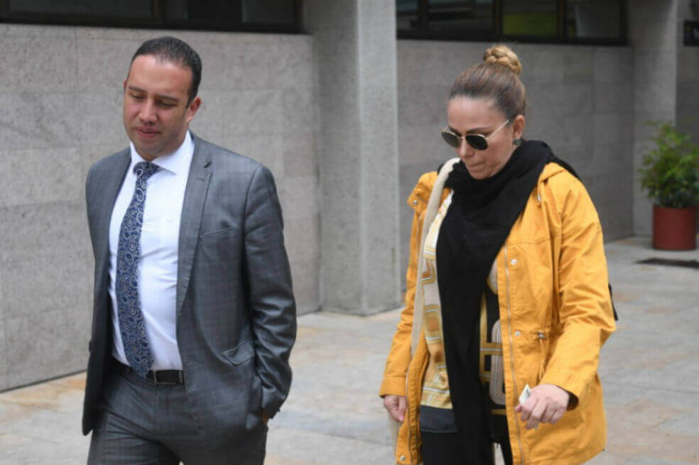 María Claudia Daza junto a su abogado Víctor Mosquera, cuando fue a declarar en el caso de Uribe ante la Corte Suprema de Justicia. / Gustavo Torrijos - El Espectador