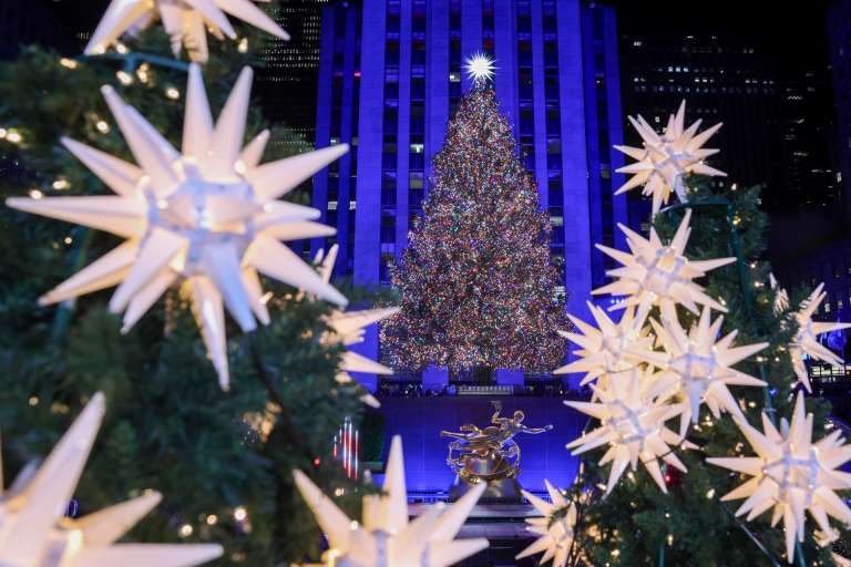 NEW YORK (United States), 04/12/2025.- The Rockefeller Christmas tree is lit during the lighting ceremony in New York, New York, USA, 03 December 2025. (Nueva York) EFE/EPA/SARAH YENESEL