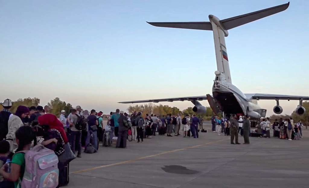 Khartoum (Sudan), 02/05/2023.- A handout still image taken from a handout video provided by the Russian Defence ministry press-service shows people boarding a Russian military aircraft during a military evacuation operation in the airport of Khartoum, Sudan, 02 May 2023. Four Il-76 aircrafts of the military transport aviation of the Russian Aerospace Forces evacuated more than 200 people from Sudan, employees of the Russian diplomatic mission, representative offices of the Russian Ministry of Defence and their families, citizens of the Russian Federation, CIS countries and a number of friendly foreign states, who asked for assistance in their return to their homelands, according to the Ministry of Defence of the Russian Federation. (Rusia, Jartum) EFE/EPA/RUSSIAN DEFENCE MINISTRY PRESS SERVICE / HANDOUT HANDOUT EDITORIAL USE ONLY/NO SALES