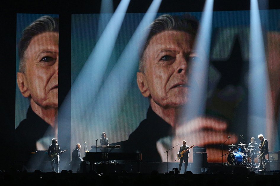 Tributo a David Bowie en los premios Brit 2016. / AFP