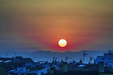 Mujer española asegura ser la dueña del sol ¿le pagarías impuestos?
