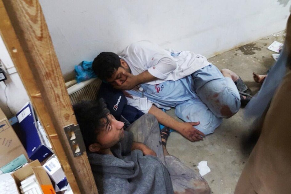 Personal de hospital tratando de protegerse de las bombas. / AFP