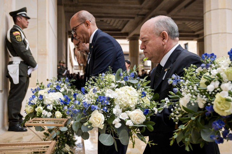Los presidentes de la Corte Suprema de Justicia, Gerson Chaverra, y de la Corte Constitucional, José Fernando Reyes, estuvieron presentes en la conmemoración 39 de la toma y retoma del Palacio en la que murieron 94 personas, según el Centro Nacional de Memoria Histórica.