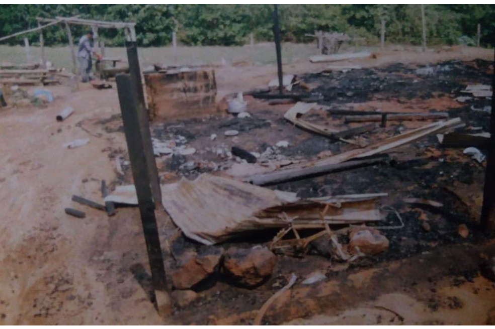 Así quedó la cancha principal en La Gabarra, luego de la incursión paramilitar el 27 de mayo de 1999.