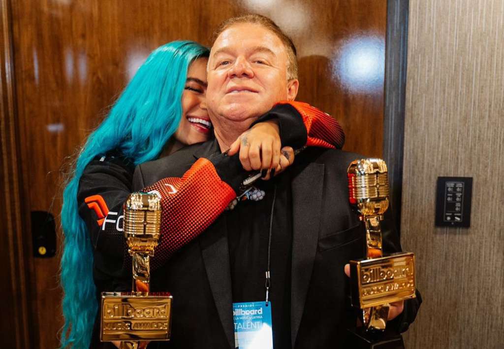 Guillermo Giraldo, conocido como ‘Papá G’, expresó su apoyo incondicional a Karol G, su hija, tras las críticas recibidas por su más reciente sencillo ‘+57’. Aseguró que “quieren destruirla”.