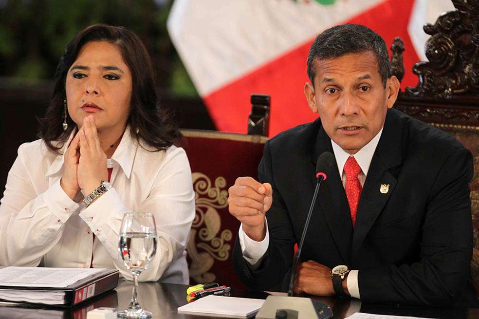 El presidente Ollanta Humala aparece acompañado de la que fuera su primera ministra, Ana Jara. / EFE