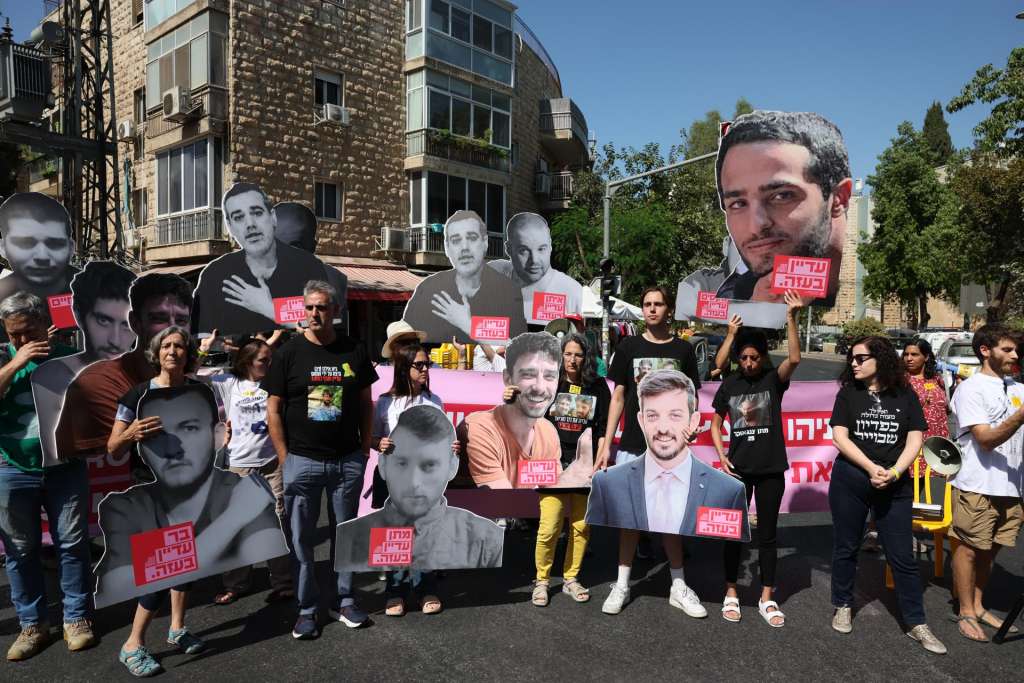 FOTODELDÍA Jerusalén (Israel), 16/09/2025.- Familiares de rehenes israelíes retenidos por Hamás en Gaza protestan frente a la residencia del Primer Ministro, exigiendo el cese de la guerra y la liberación de los rehenes, en Jerusalén, Israel, este martes. Según un portavoz del ejército israelí, alrededor de 48 rehenes permanecen cautivos en la Franja de Gaza, incluyendo los cadáveres de al menos 30 fallecidos. EFE/ Abir Sultan