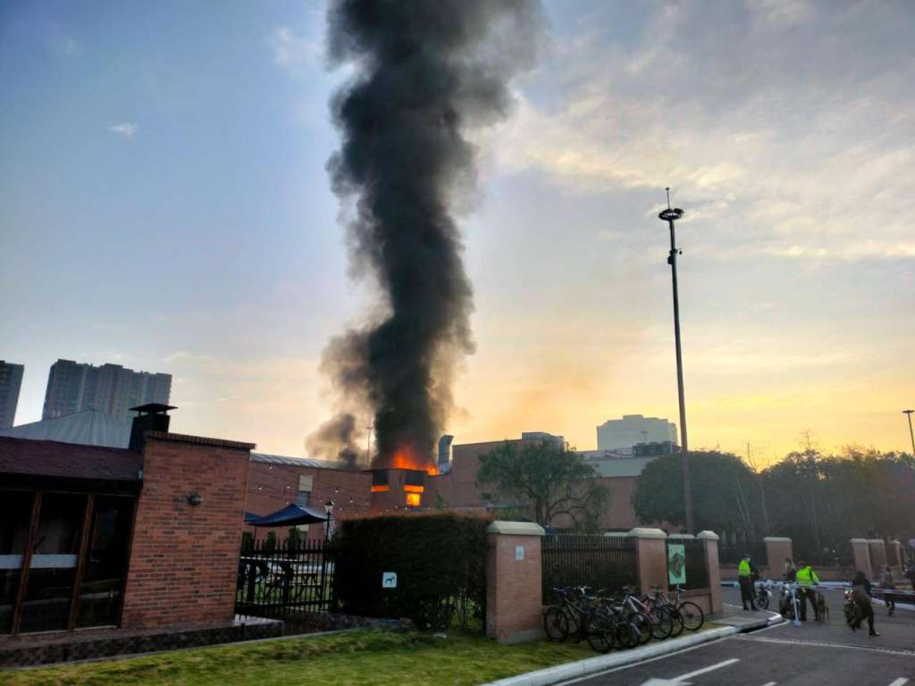 Reportan incendio con daños materiales en el Centro de Estudios de la Policía.