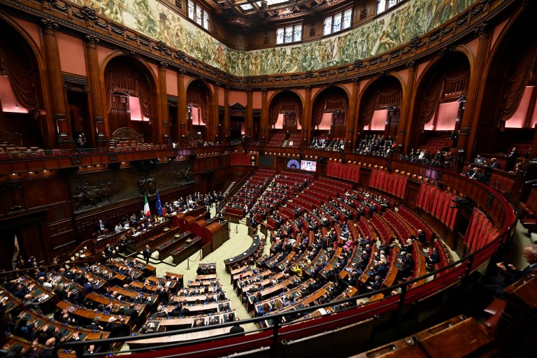 Pelea en el Parlamento italiano: un diputado salió en silla de ruedas